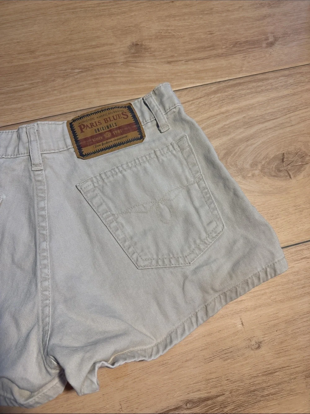 Paris Blues Cream low-Rise khaki shorts y2k style size 1