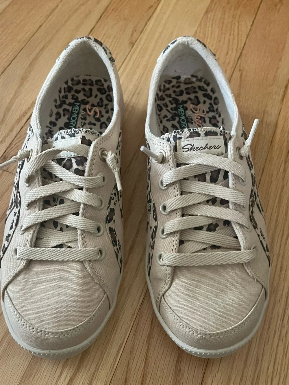 Skechers light beige