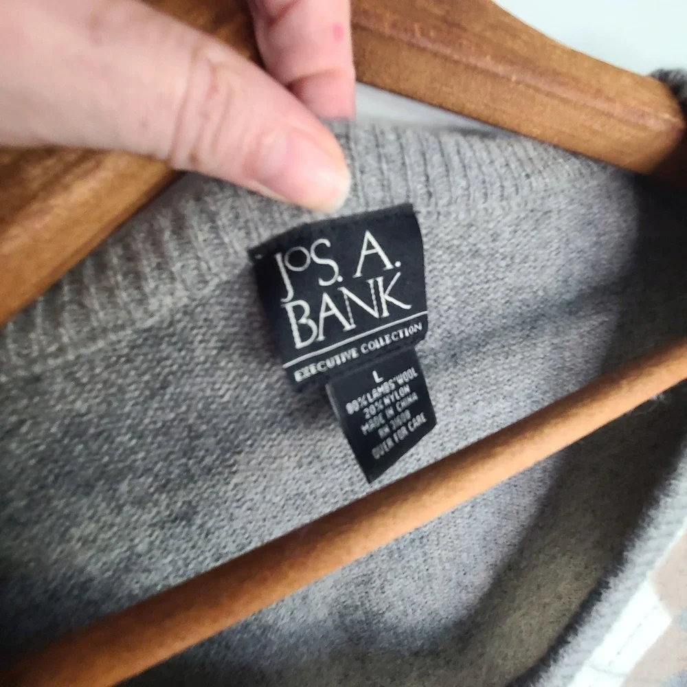 Jos A Bank Size L Gray Tan Argyle V‎ Neck Long Sleeve Lambswool Wool Sweater