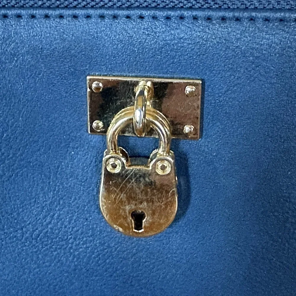 The Unbranded Brand stylish zip