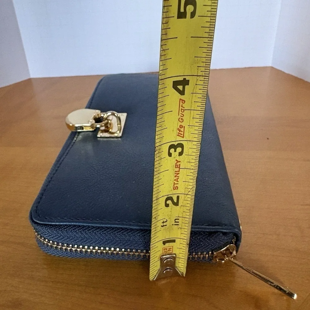 The Unbranded Brand stylish zip