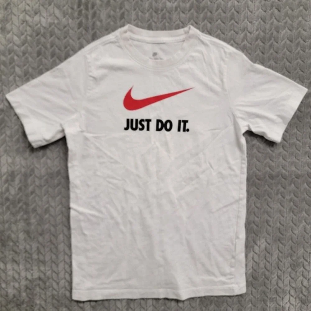 Nike Tee Kids Size XL AR5249-100 