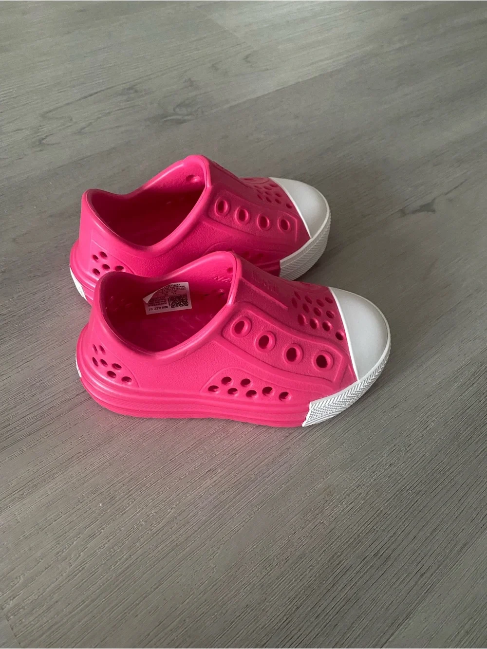 Converse vibrant hot