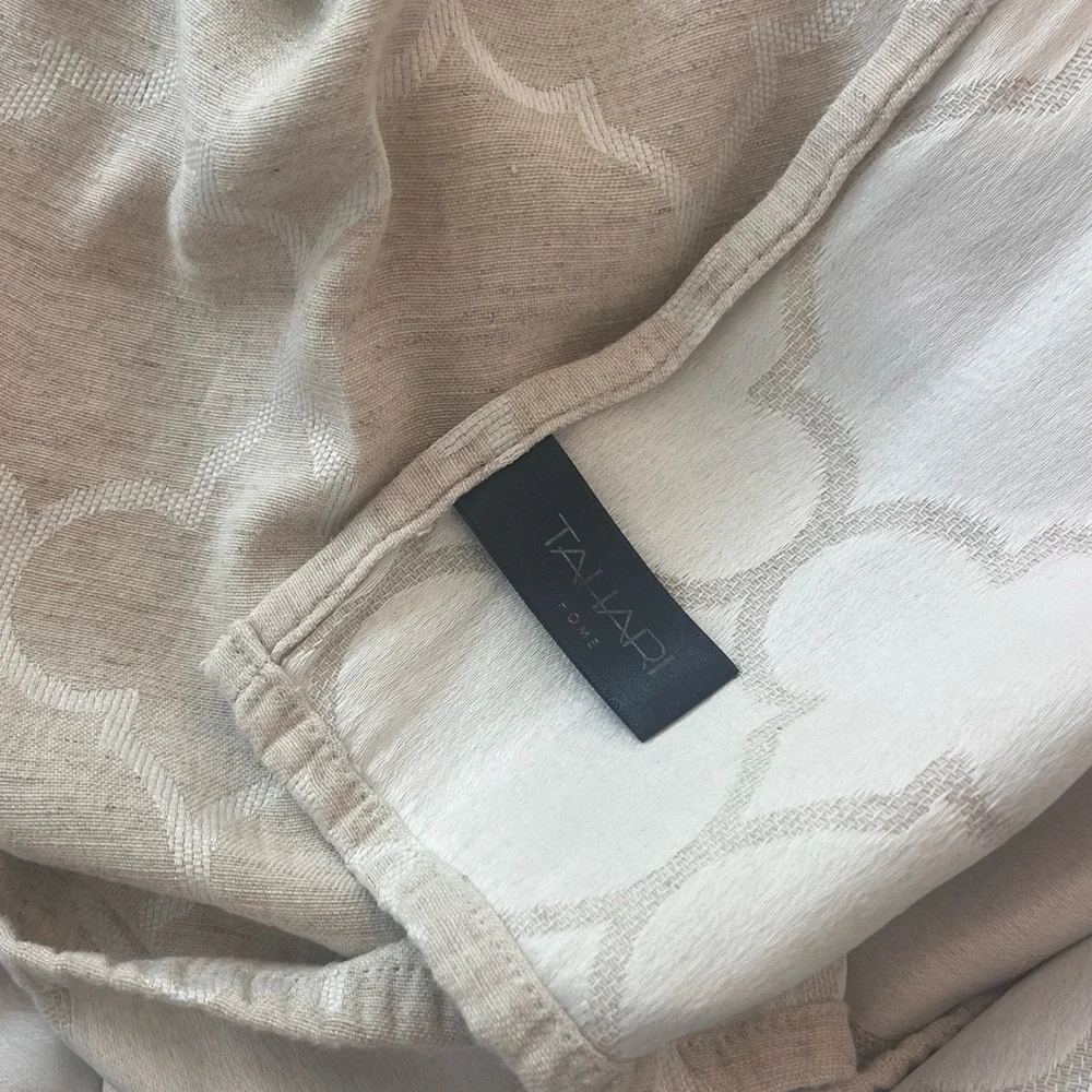 Tahari 118” geometric excellent