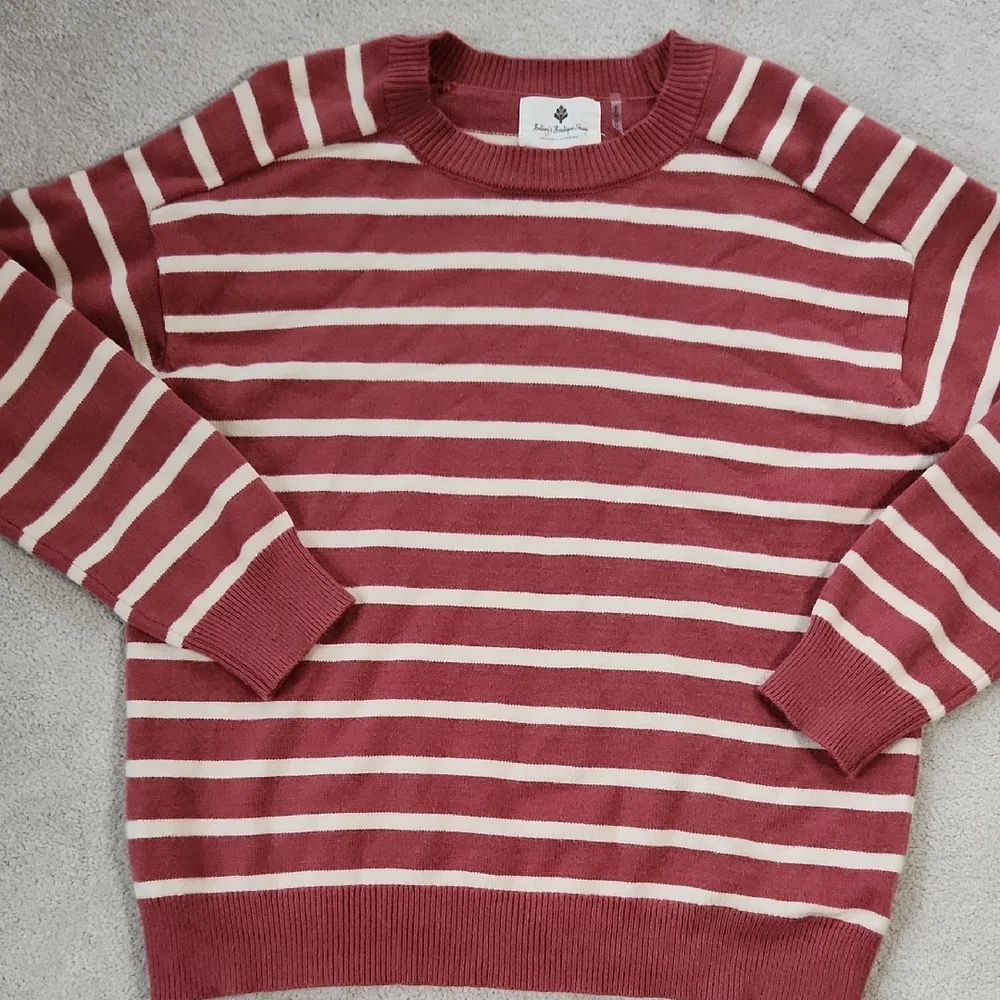 N/A crew neck