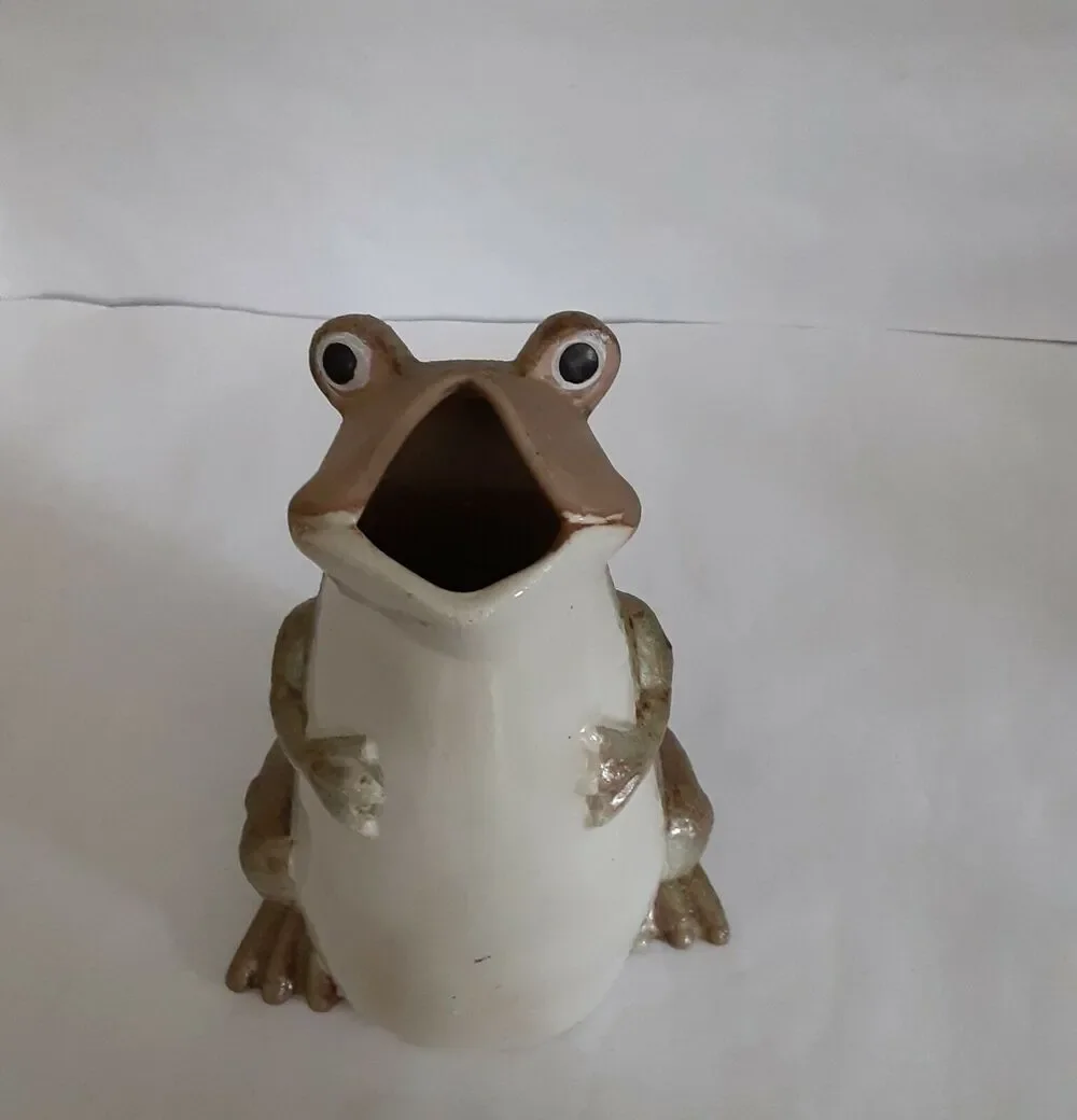 Stoneware Frog Vase,8.5