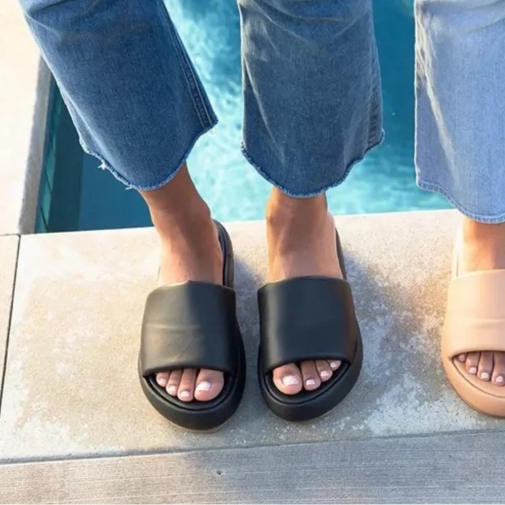 Beek Trumpeter Black Leather Sandal