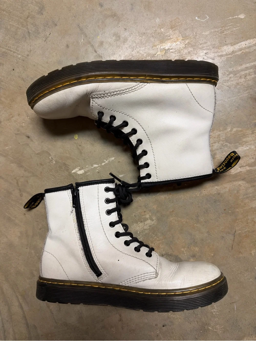 Dr. Martens classic lace