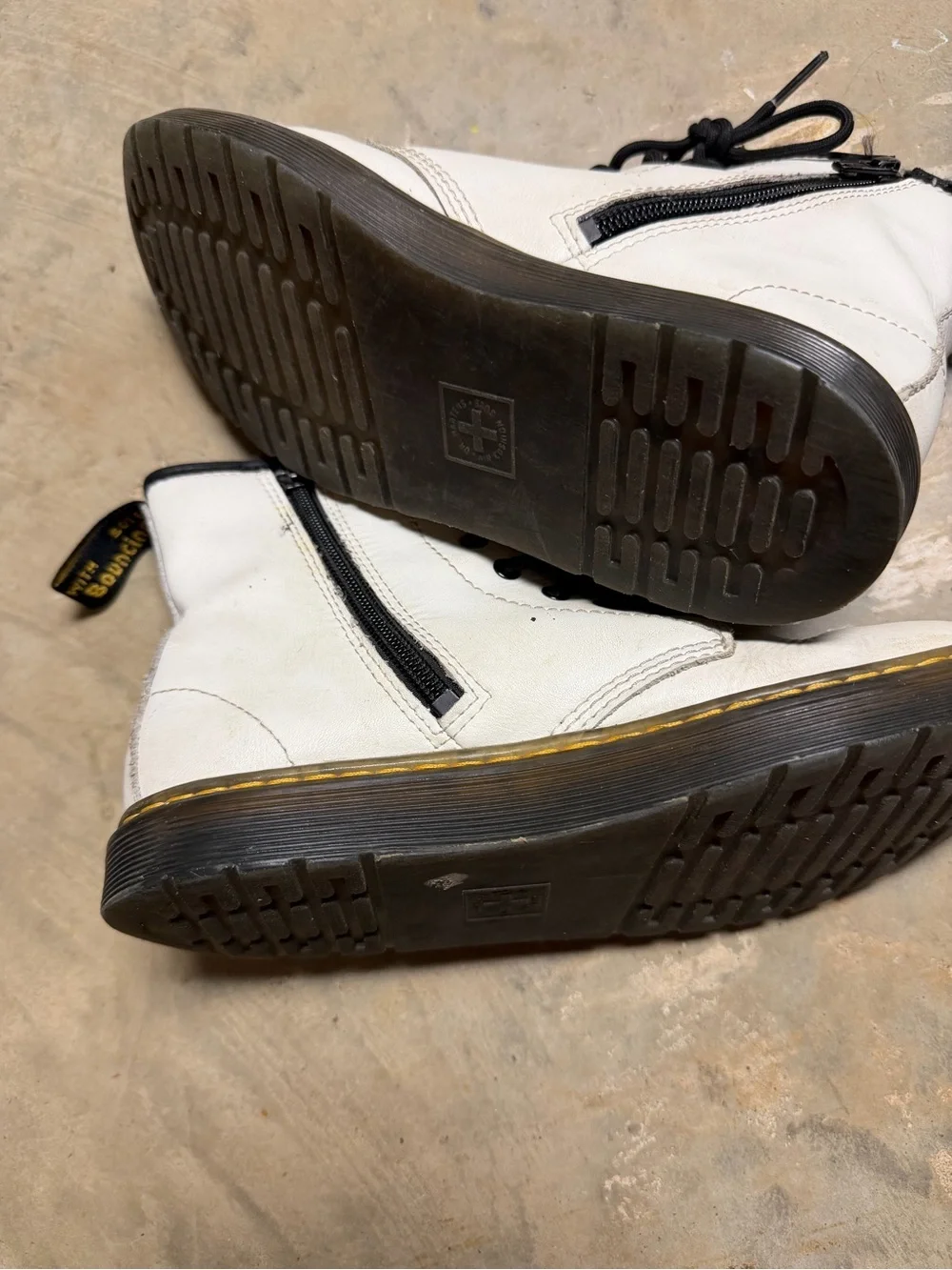 Dr. Martens classic lace