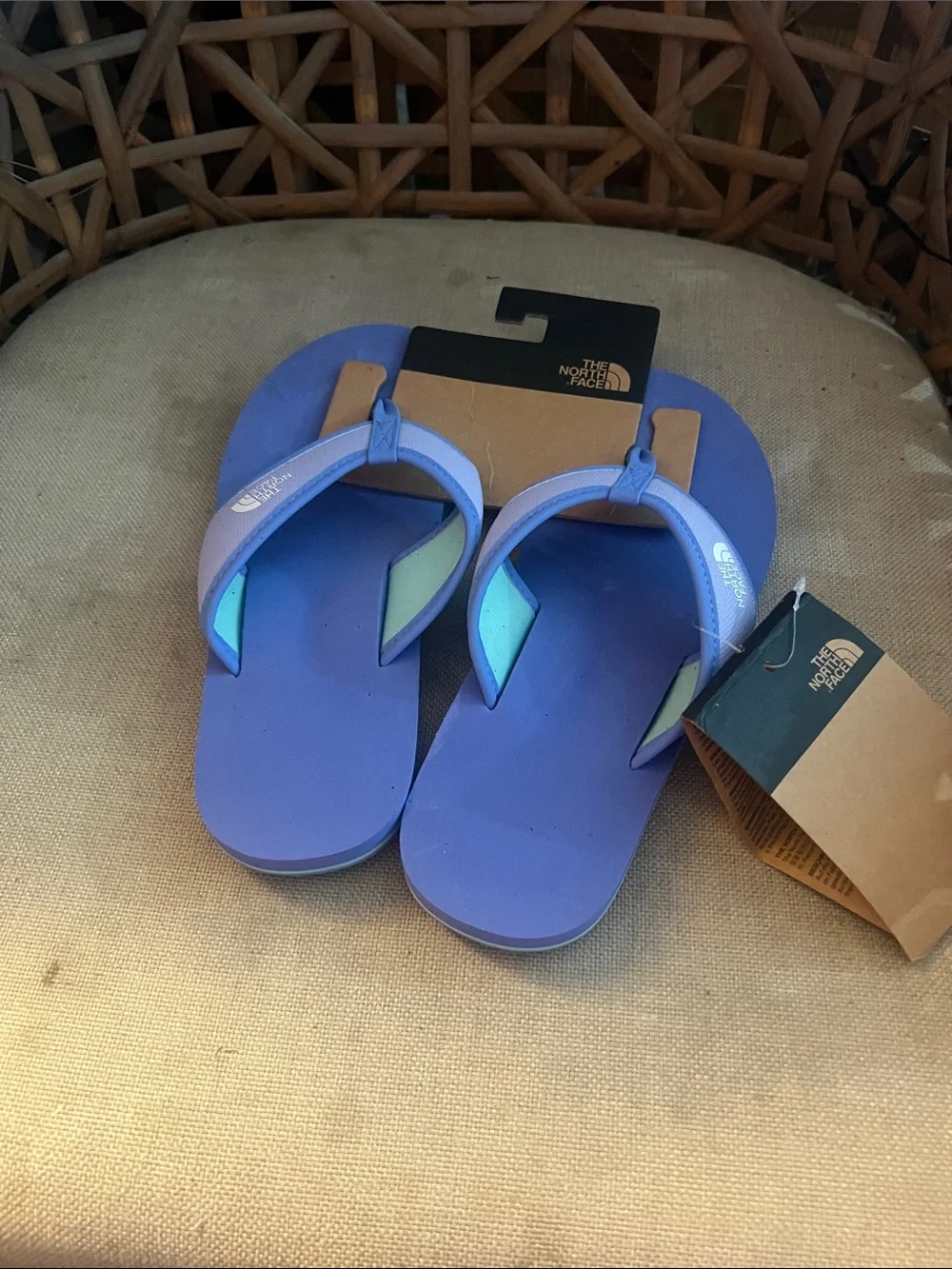 New The North Face Girls Flip Flops 4 NWT