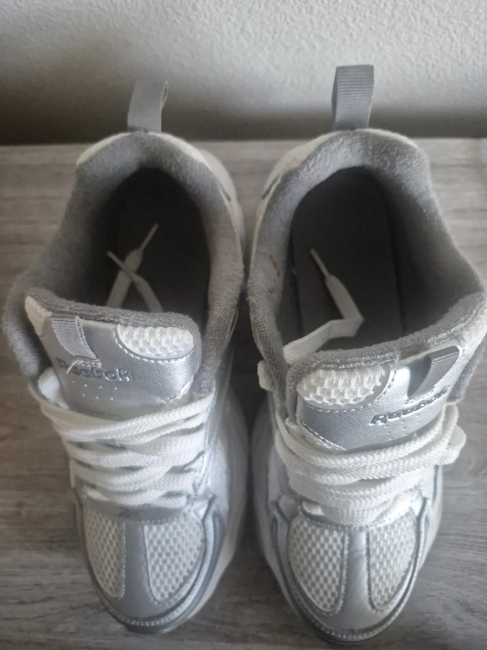 Reebok Womens White and Silver Chunky Athletic Sneakers 9