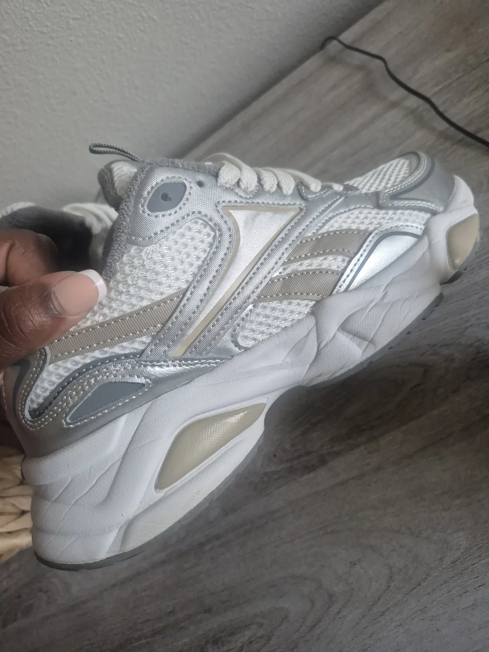 Reebok Womens White and Silver Chunky Athletic Sneakers 9