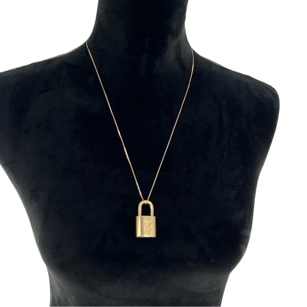 Boutique authentic louis