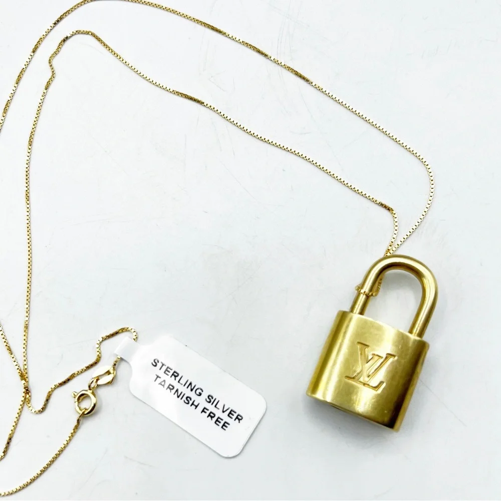 Boutique authentic louis