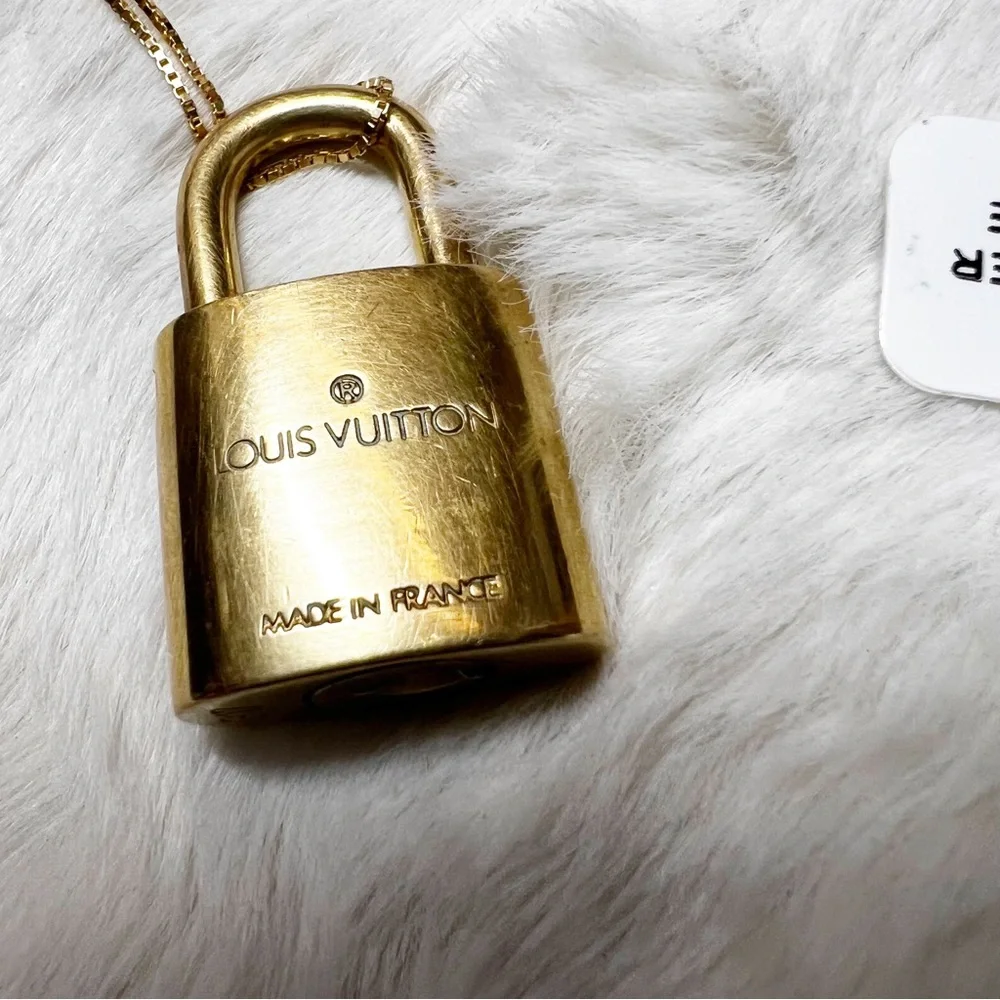 Boutique authentic louis