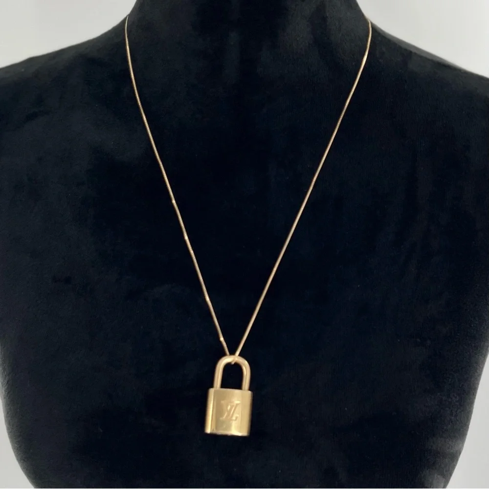 Boutique authentic louis
