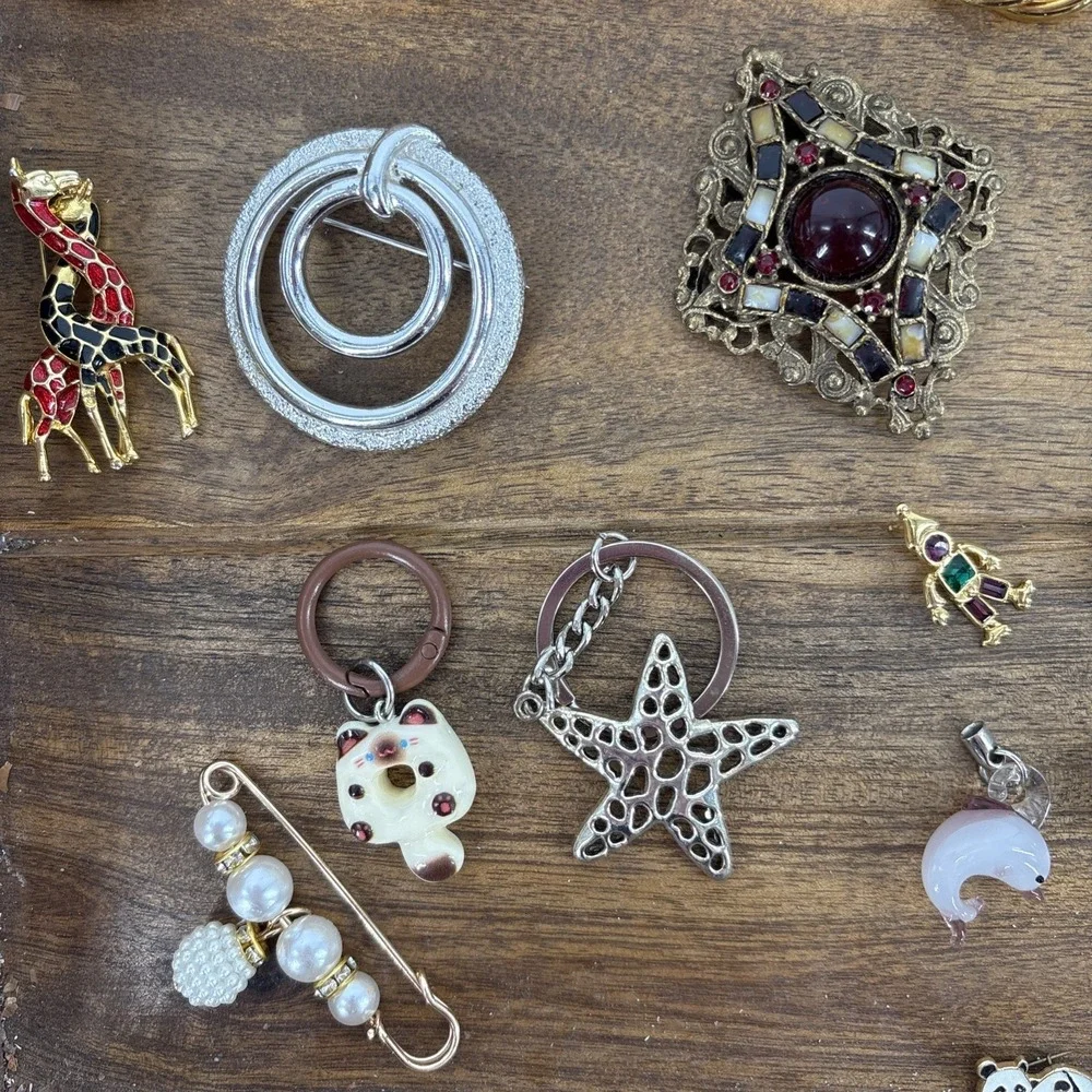 Mixed Lot Costume Jewelry Pins Bars Brooches Pendants Some Signed Vtg to Now 43