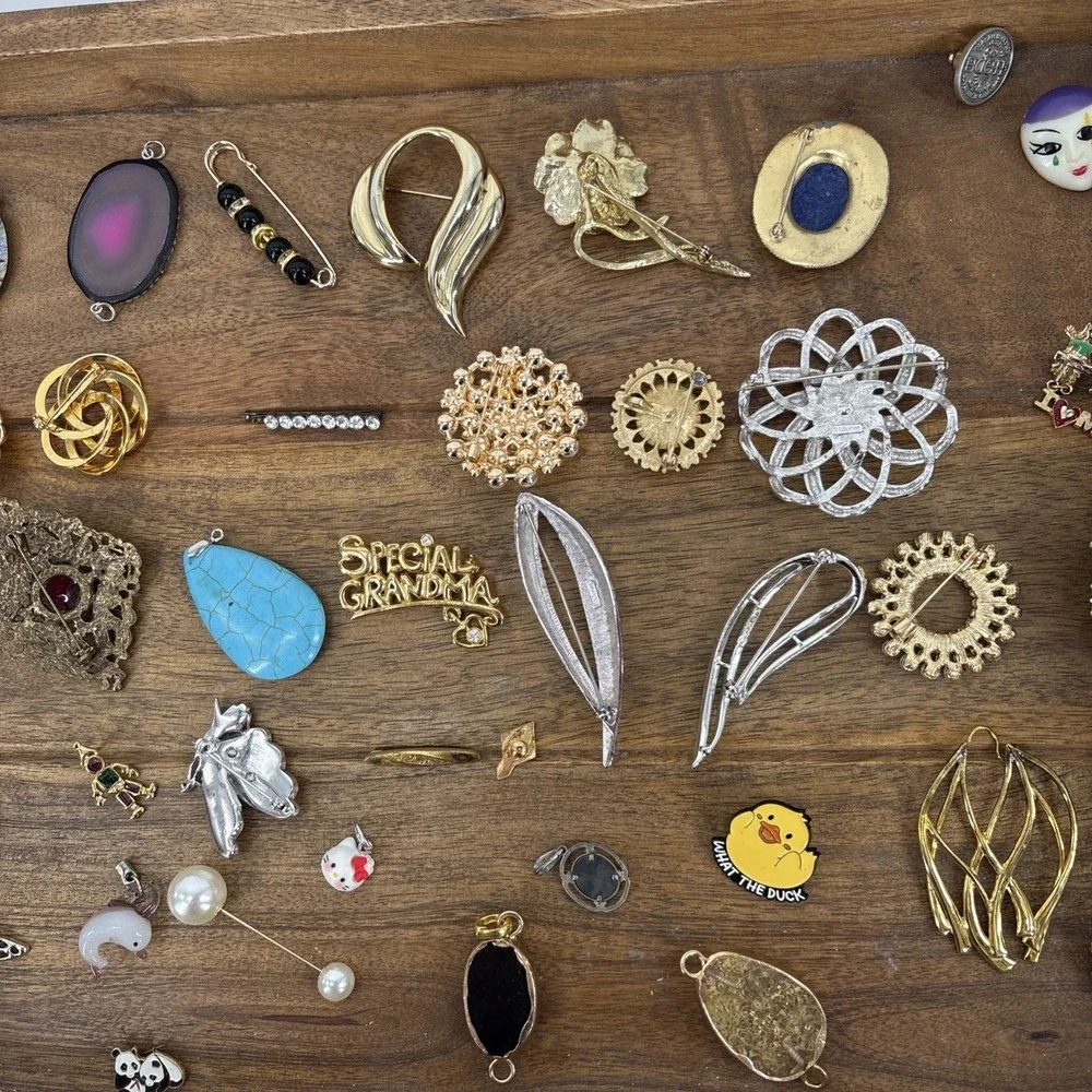 Mixed Lot Costume Jewelry Pins Bars Brooches Pendants Some Signed Vtg to Now 43