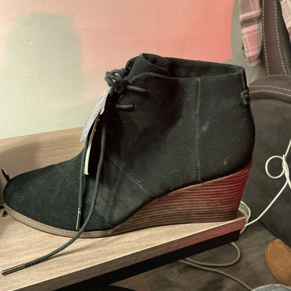 Toms stylish dark