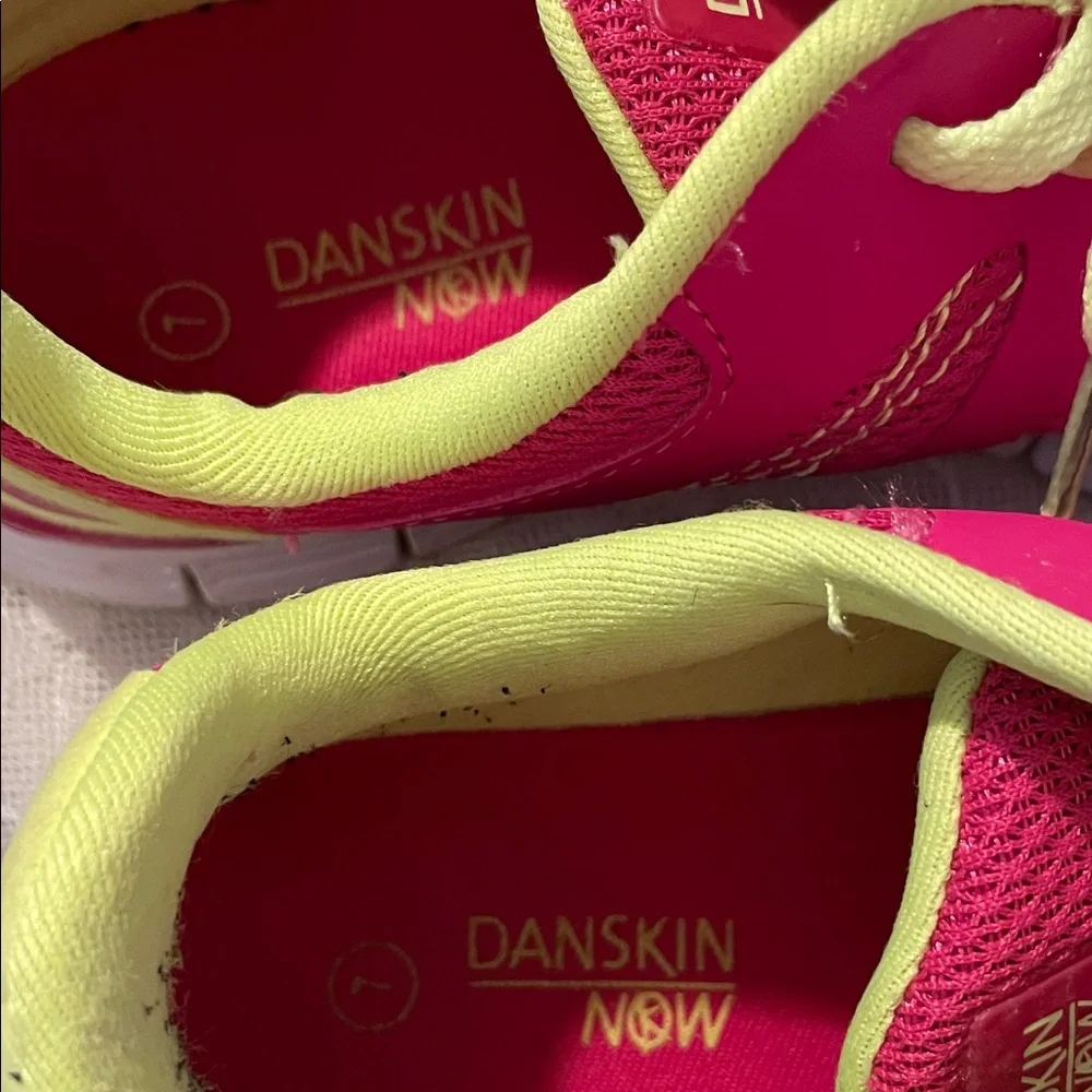 Danskin Now vibrant pink