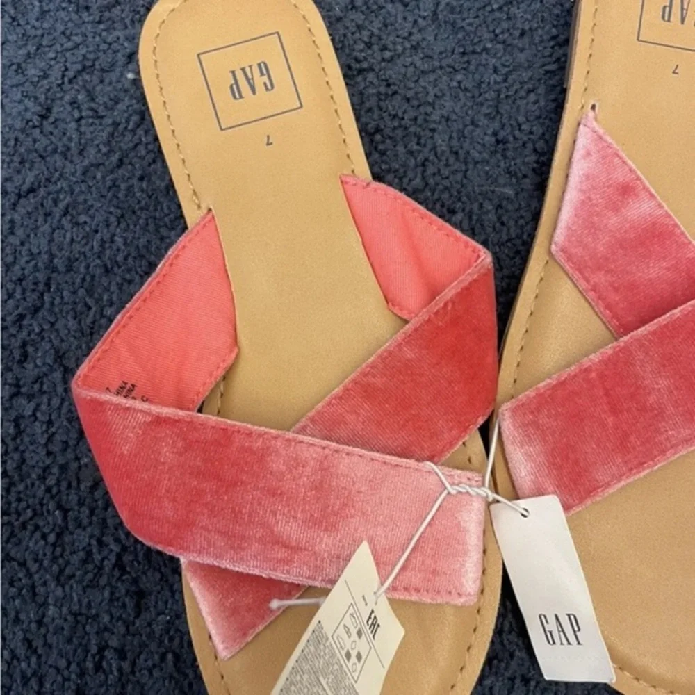 GAP slides nwt