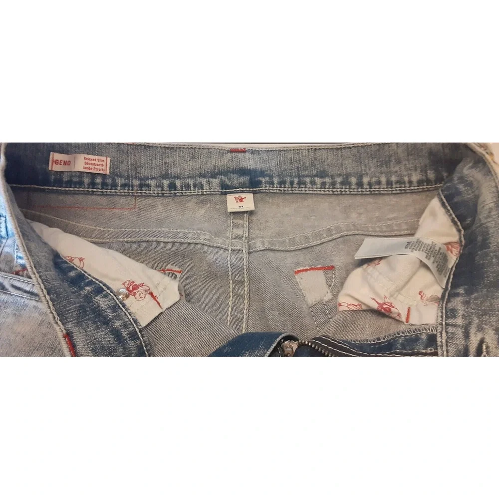 True Religion Geno Mens 31 Jeans Relaxed Slim Acid Wash Blue w/Red‎ Embroidered