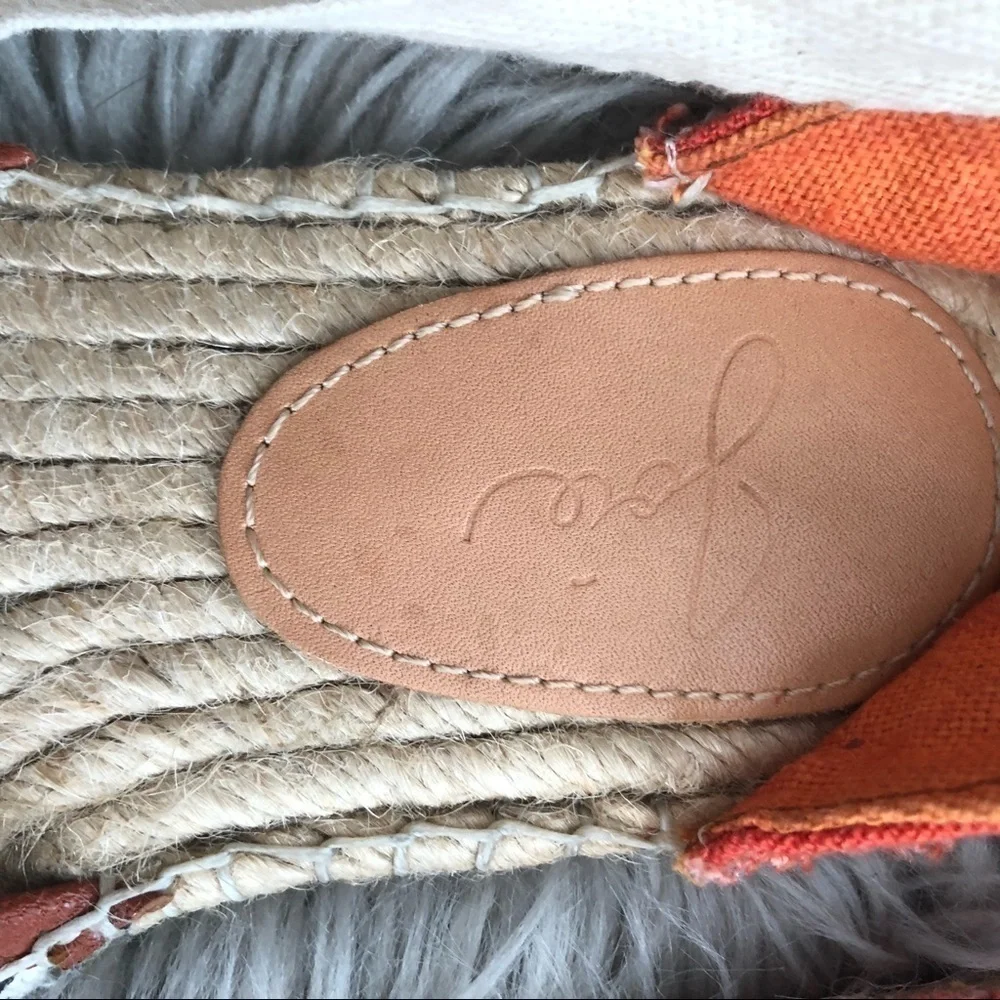 Joie details almond