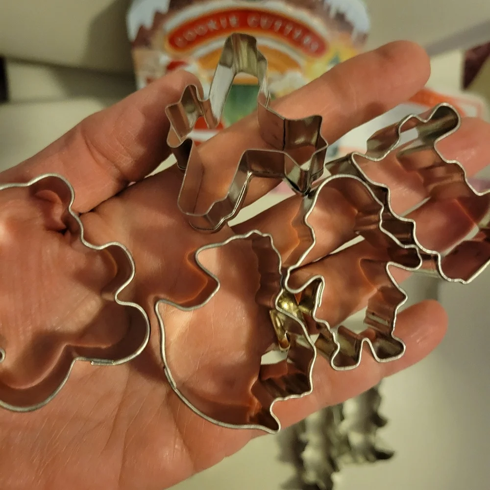 Williams Sonoma Santa's Cookie Workhsop Tin Cookie Cutter Set ~ Cute ~ Like New