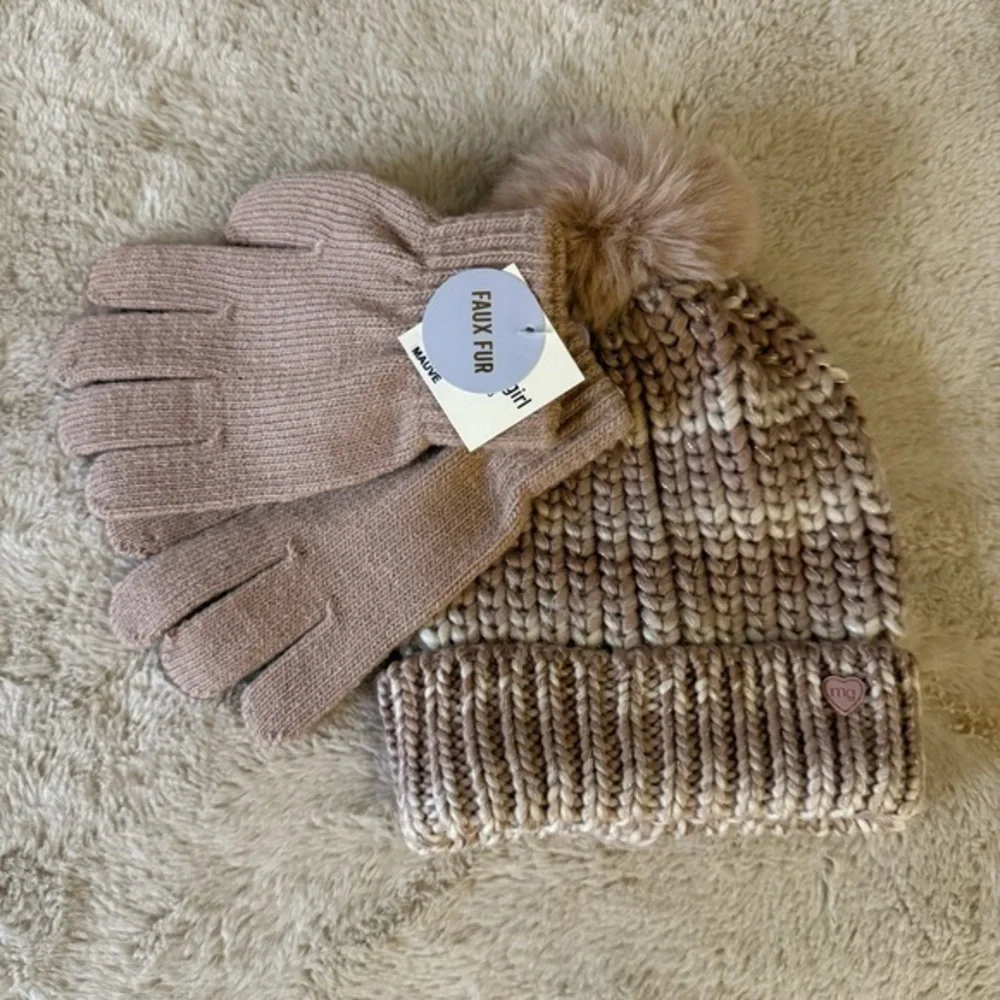 NWT Madden Girl gloves and matching hat with faux fur Pom-pom ages 7-16