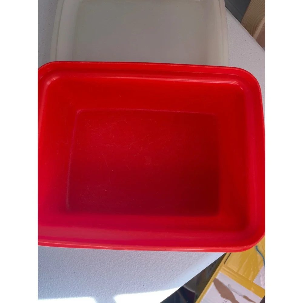 Tupperware red square