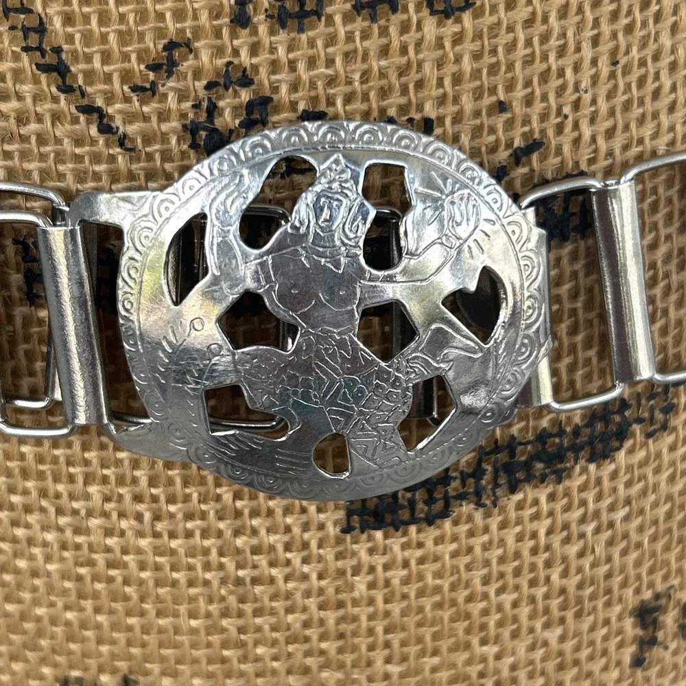The Unbranded Brand body chain
