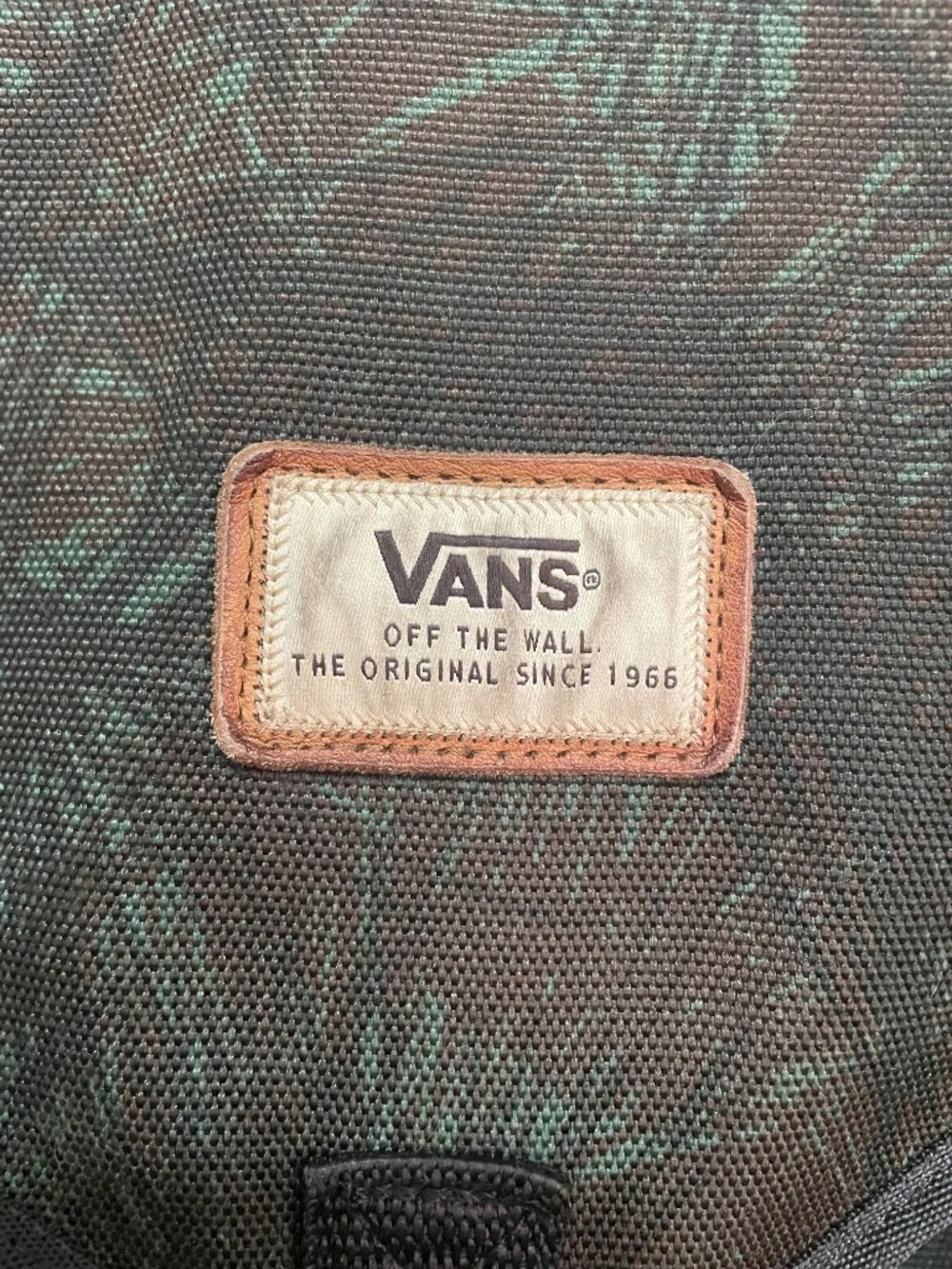 Vans: Nelson backpack in a tropical leave pattern