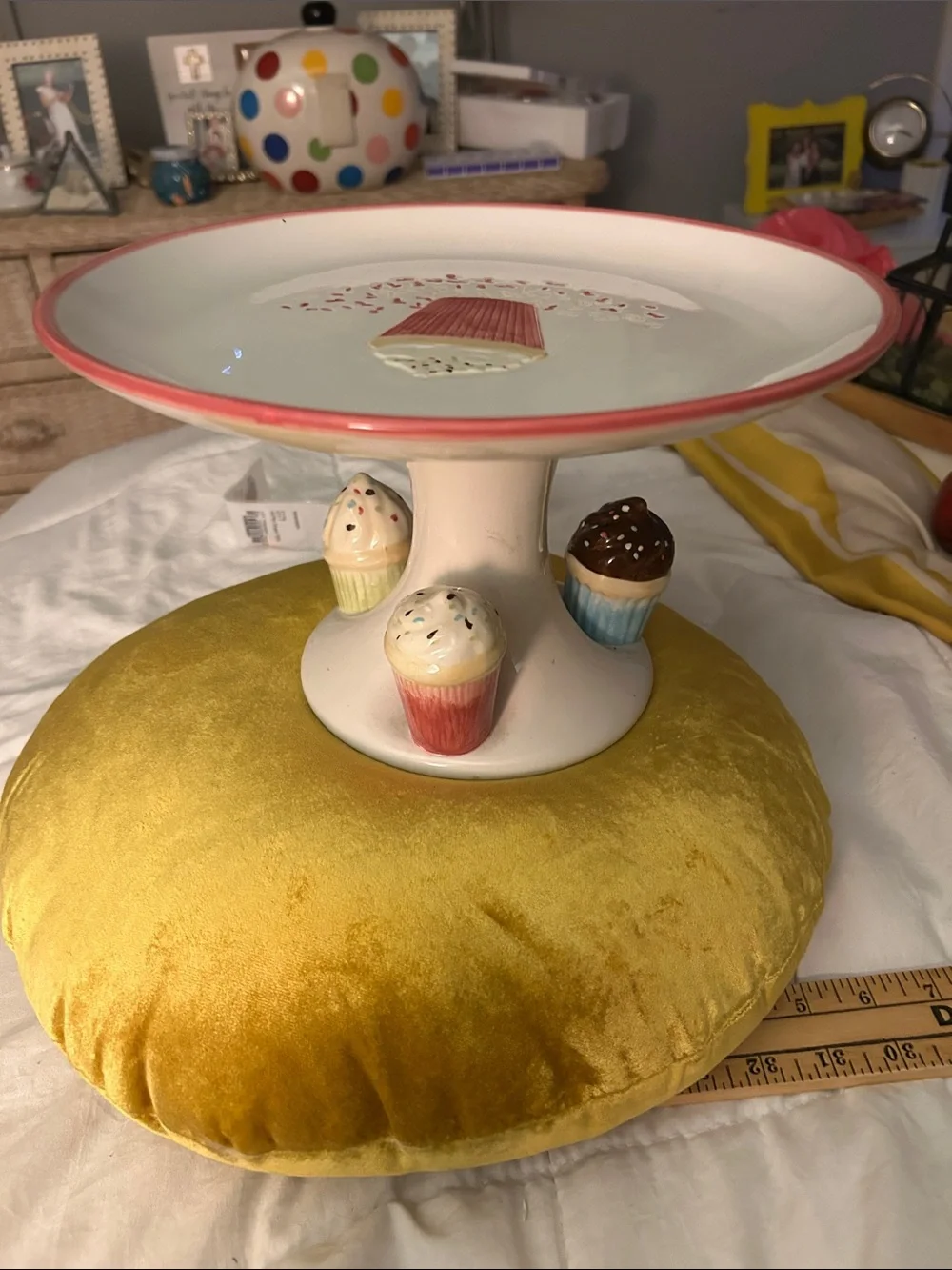 Confetti Cakes adds pink tableware