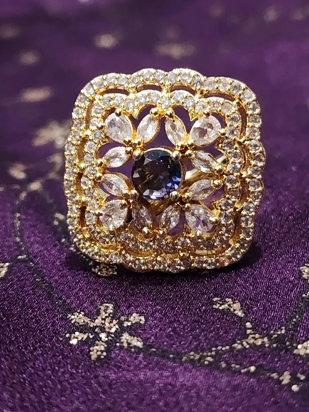 N/A elegant gold