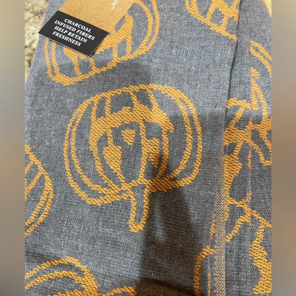 cupcakes & cashmere brand new