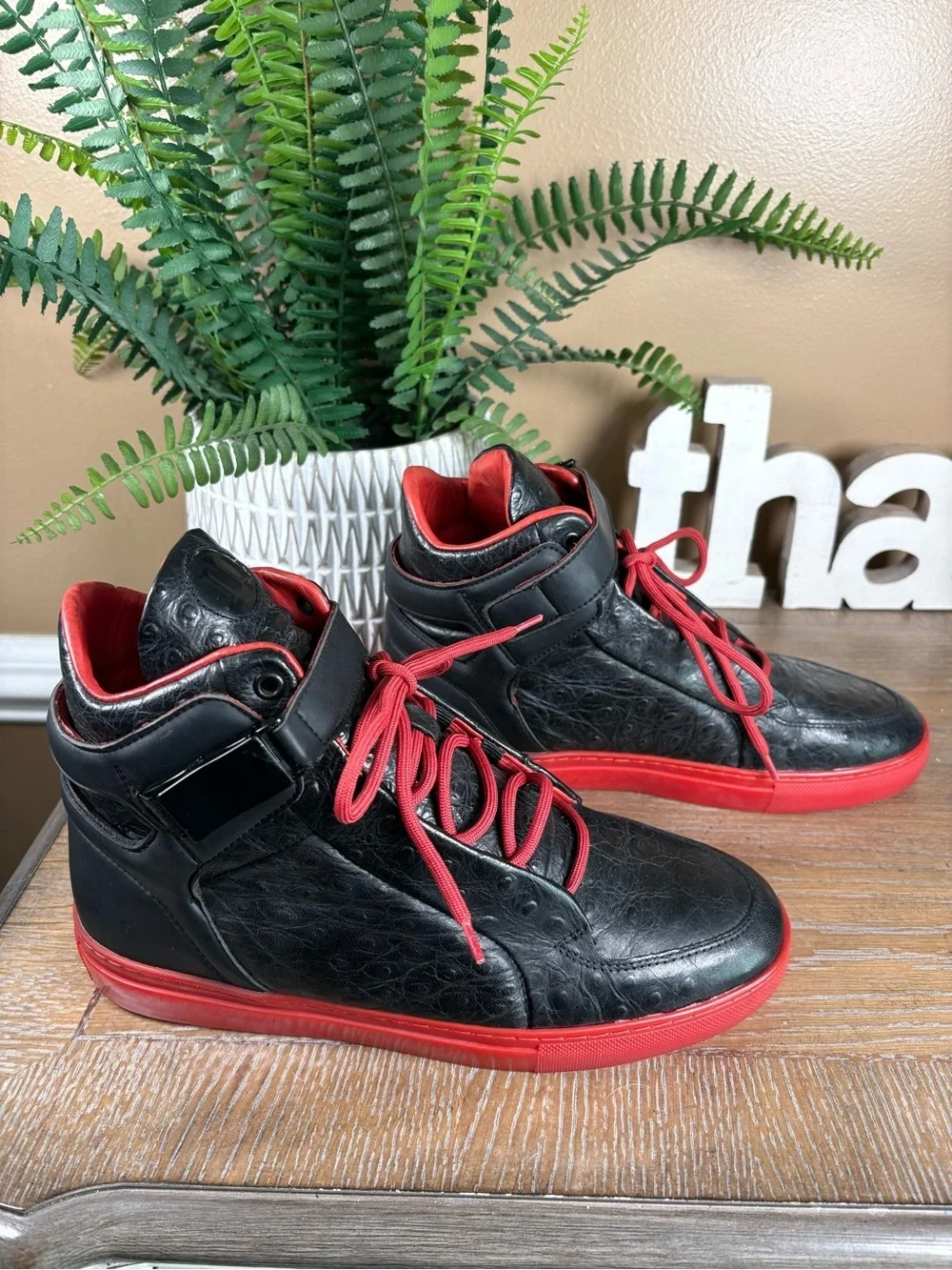 Leandro Lopes bold black