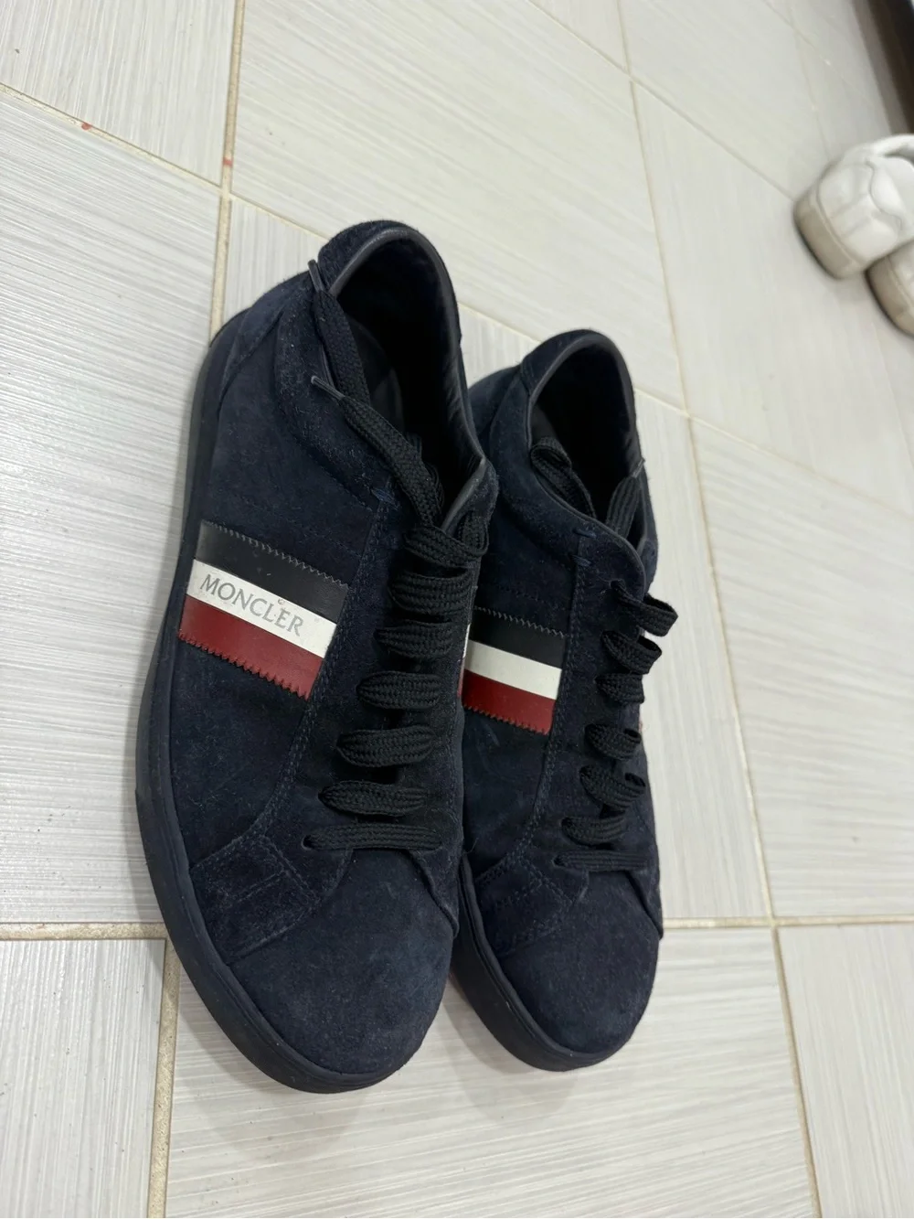 Moncler red closure up