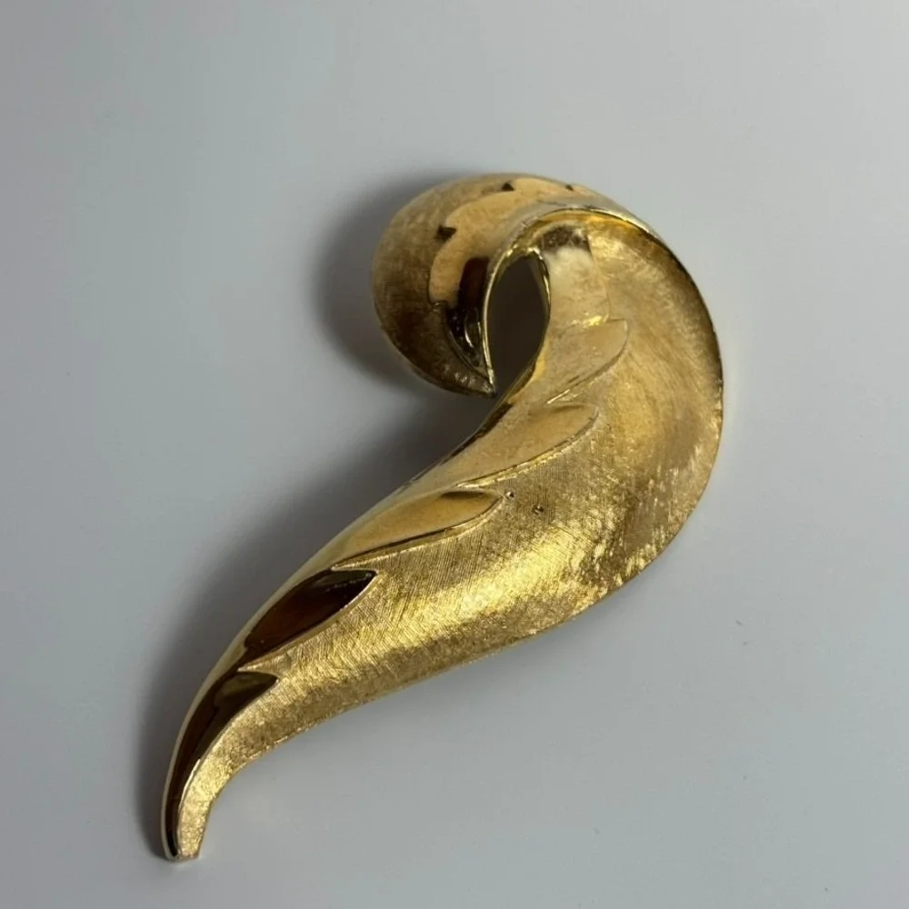 Hobe vintage brooch