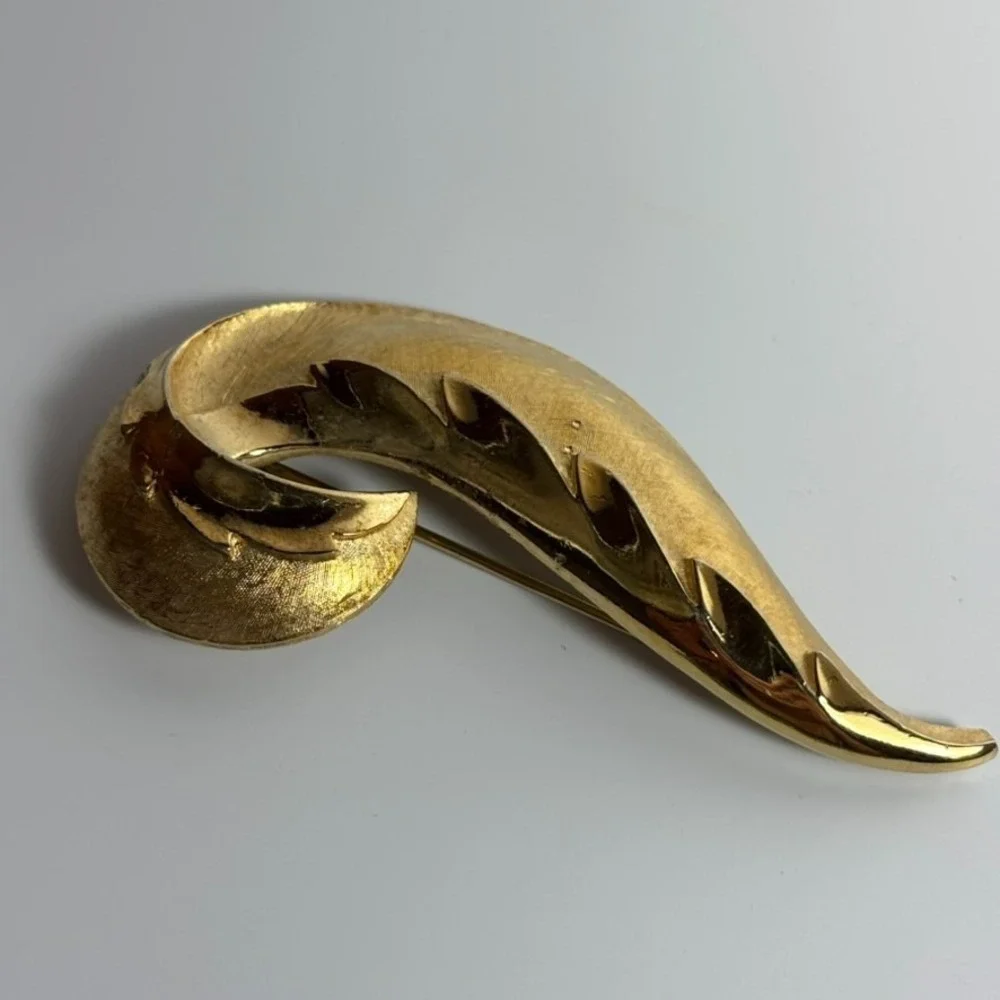 Hobe vintage brooch