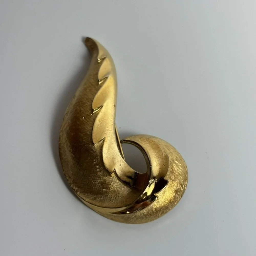 Hobe vintage brooch