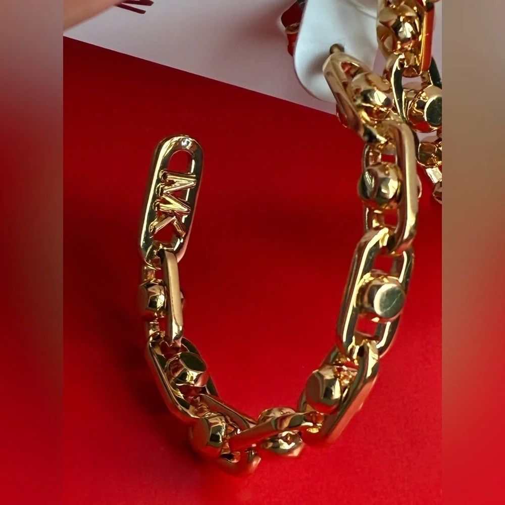 Michael Kors stylish chain