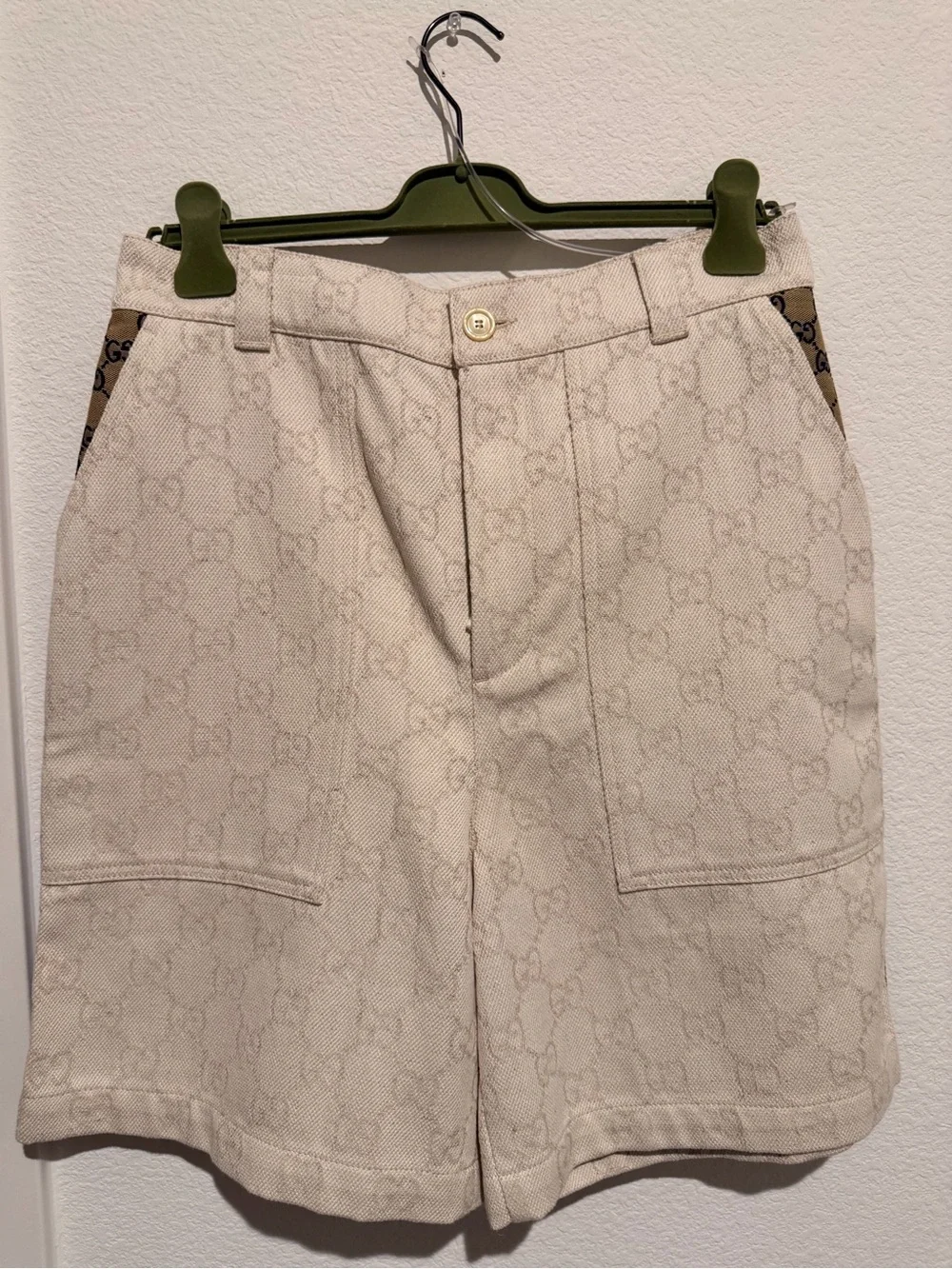 Gucci elegant beige