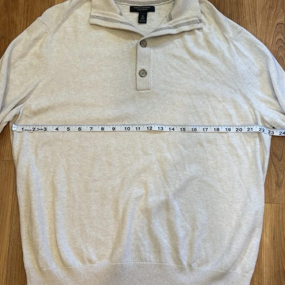 Banana Republic knit design features