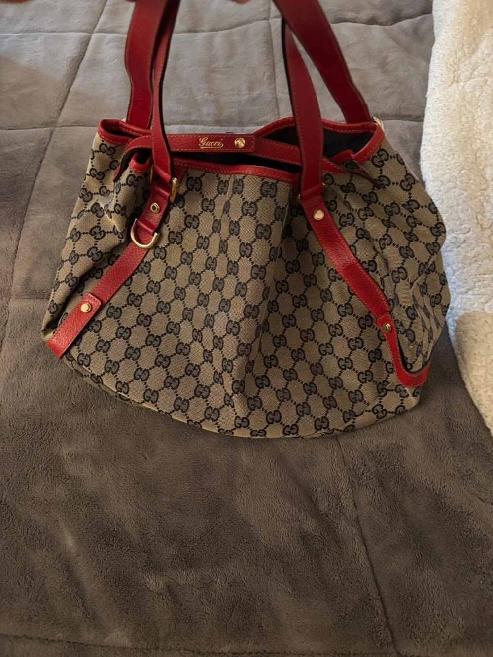 Gucci tote signature