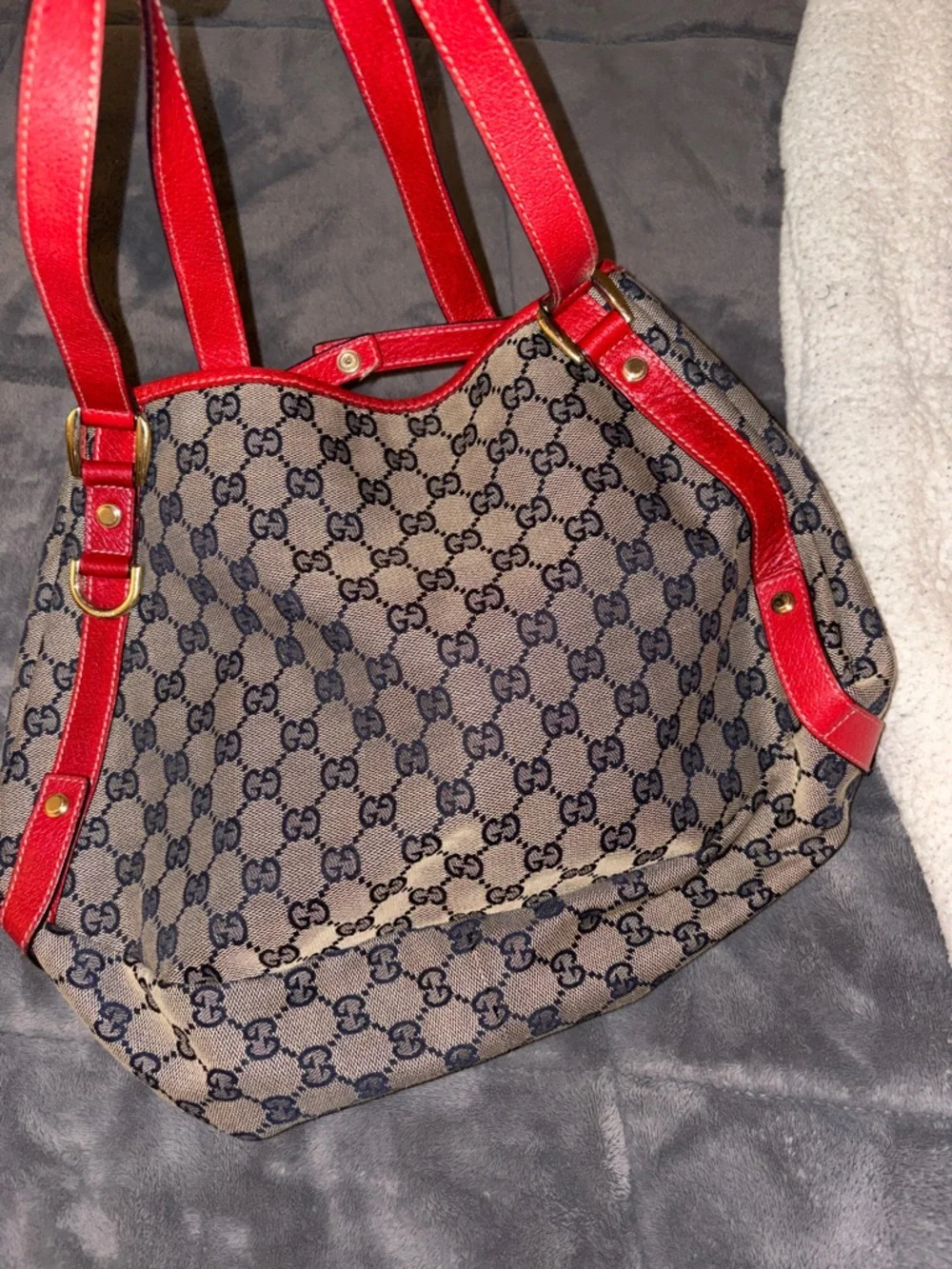 Gucci tote signature