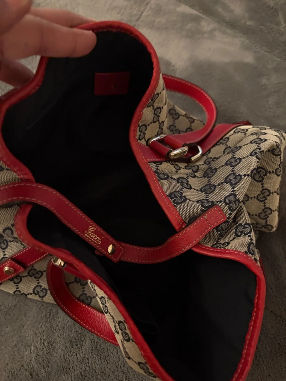 Gucci tote signature