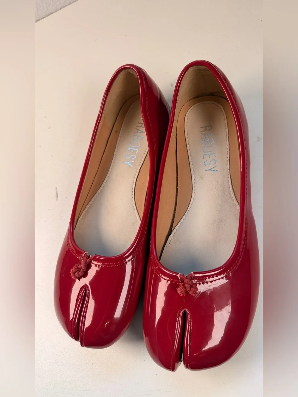 Raboesy glossy red