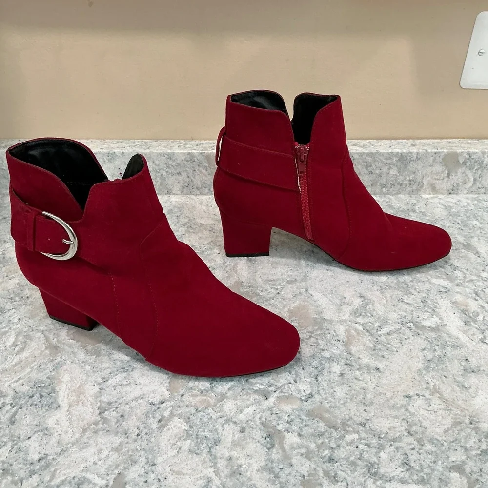 Jaclyn Smith Dulce Ankle Boots 8 Red Faux Suede Block Heel Buckle Booties