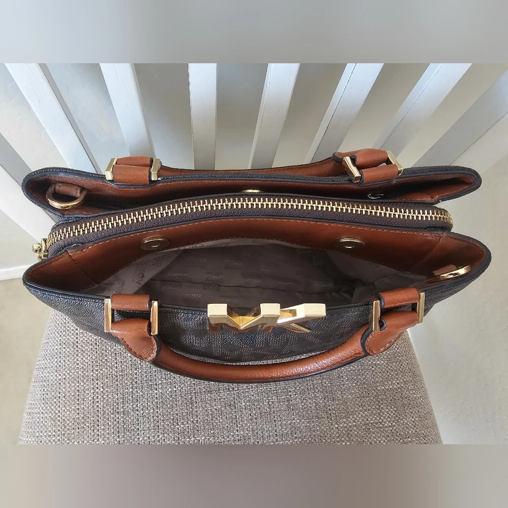 Michael Kors crossbody adjustable