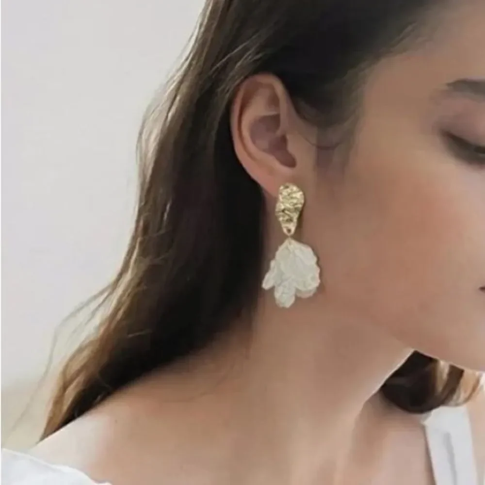 Anthropologie white flower